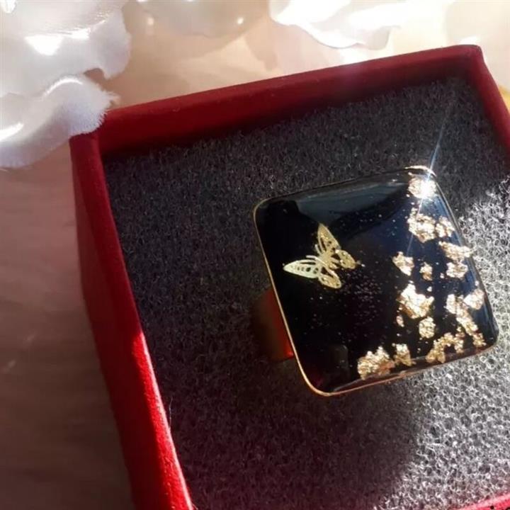 انگشتر رزینی مشکی مدل پروانه